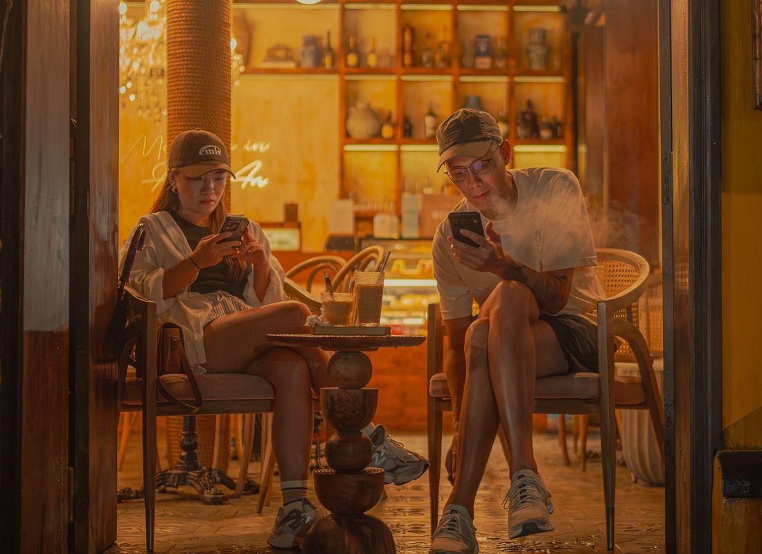 저녁의 냐짱 — 카페, 조명, 활기찬 거리